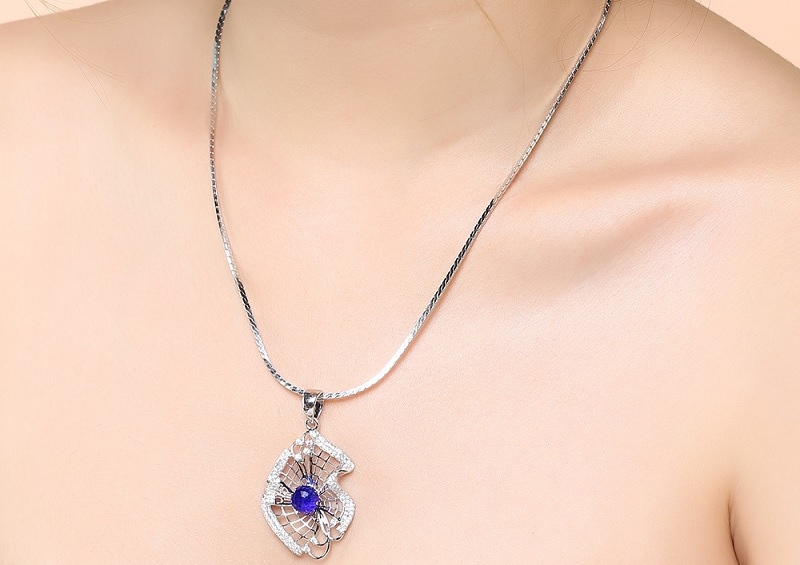 Mặt dây chuyền hình lá có đá xanh như giọt nước